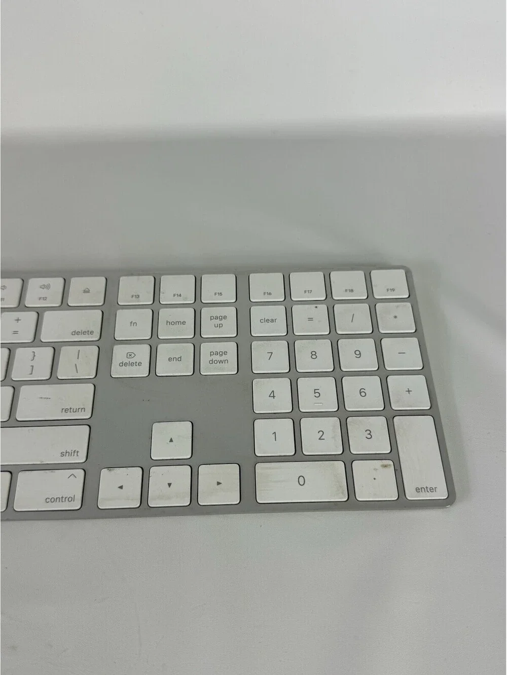 Apple A1843 Wireless Keyboard w/ Numeric Keypad MQ052LL/A Bluetooth Grade B